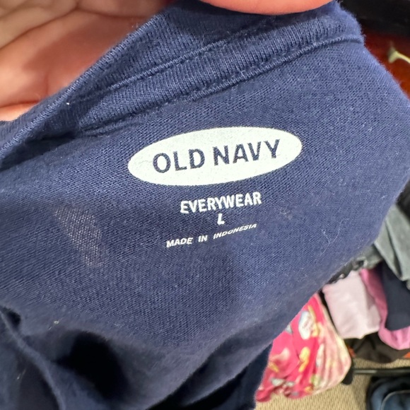OLD NAVY CHRISTMAS TEE - Picture 5 of 7